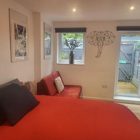 121 Studio - Central Studio Apartment, Terrace & Full Kitchen - Airport & Train Shuttle Bishop’s Stortford Exterior foto
