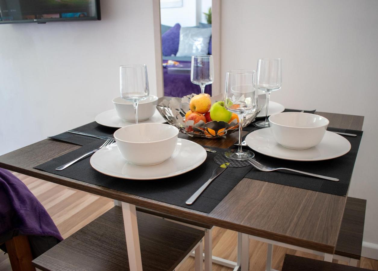 121 Studio - Central Studio Apartment, Terrace & Full Kitchen - Airport & Train Shuttle Bishop’s Stortford Exterior foto