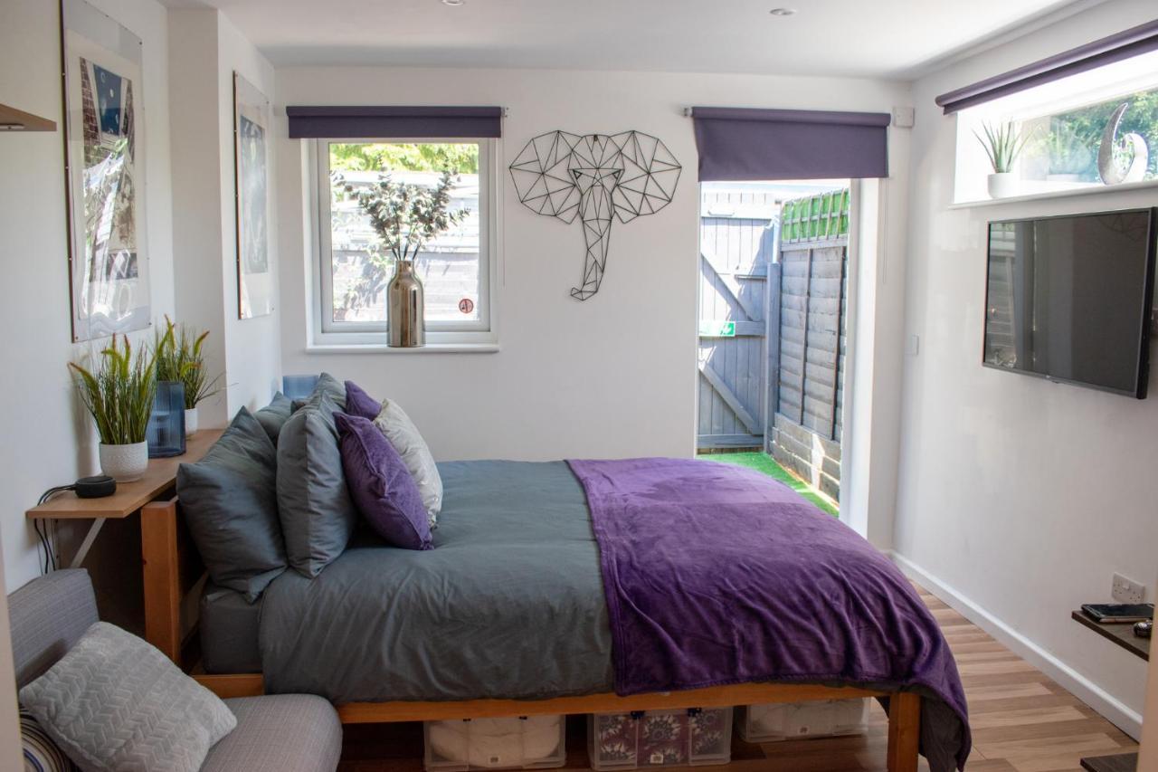 121 Studio - Central Studio Apartment, Terrace & Full Kitchen - Airport & Train Shuttle Bishop’s Stortford Exterior foto