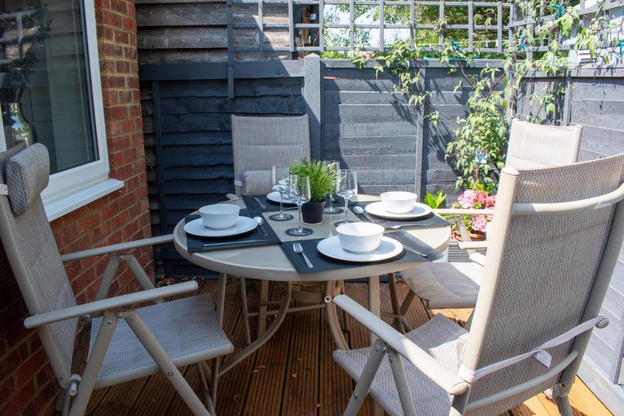 121 Studio - Central Studio Apartment, Terrace & Full Kitchen - Airport & Train Shuttle Bishop’s Stortford Exterior foto