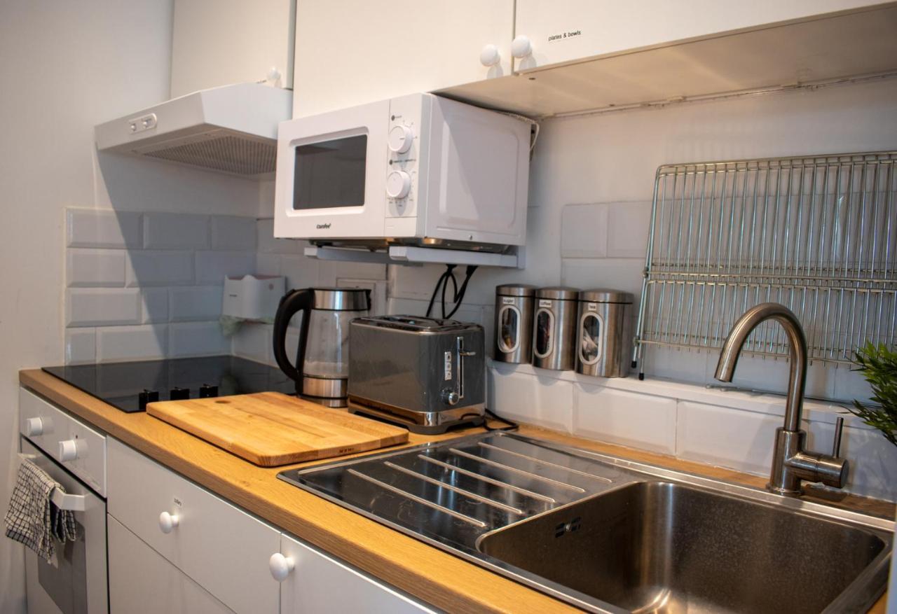 121 Studio - Central Studio Apartment, Terrace & Full Kitchen - Airport & Train Shuttle Bishop’s Stortford Exterior foto