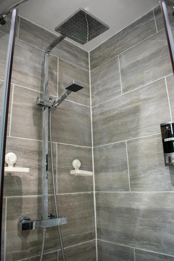 121 Studio - Central Studio Apartment, Terrace & Full Kitchen - Airport & Train Shuttle Bishop’s Stortford Exterior foto