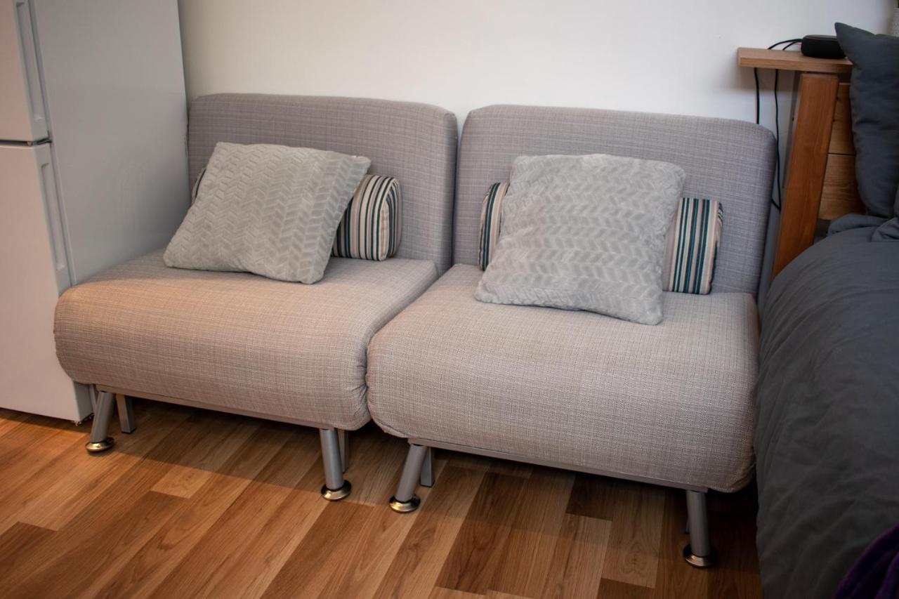 121 Studio - Central Studio Apartment, Terrace & Full Kitchen - Airport & Train Shuttle Bishop’s Stortford Exterior foto