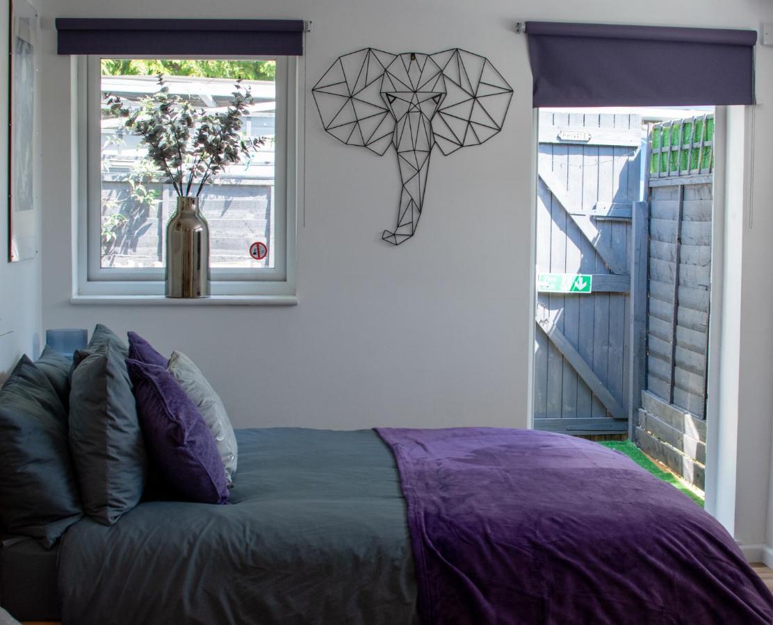 121 Studio - Central Studio Apartment, Terrace & Full Kitchen - Airport & Train Shuttle Bishop’s Stortford Exterior foto