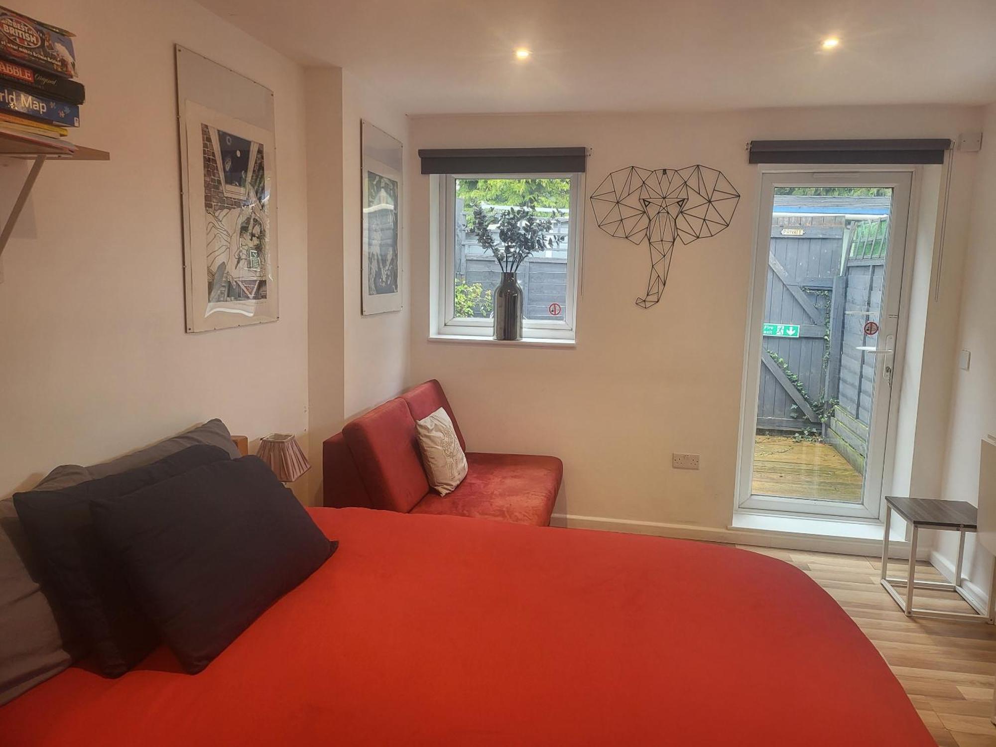 121 Studio - Central Studio Apartment, Terrace & Full Kitchen - Airport & Train Shuttle Bishop’s Stortford Exterior foto
